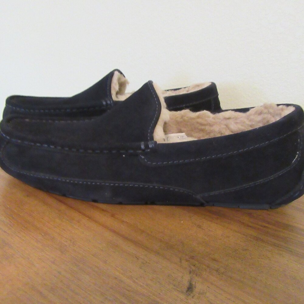 UGG Ascot Slippers Mens Size US 10 Black 1101110 Shoes Sheepskin Suede Loafers